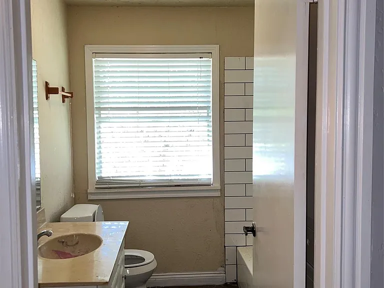 411 E Alabama St — Photo 8