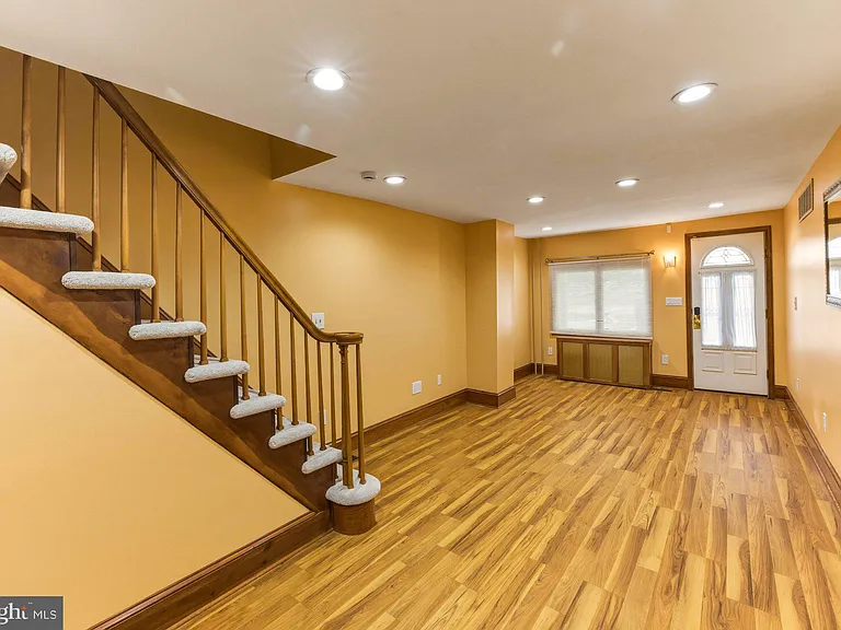 466 Logan Ave — Photo 4