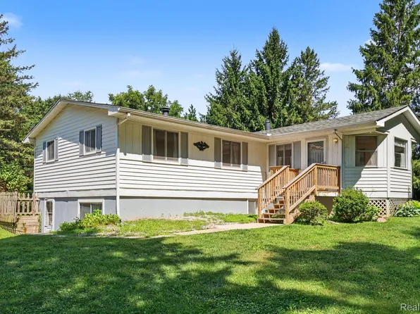 6095 Tipsico Lake Rd, Holly, MI 48442