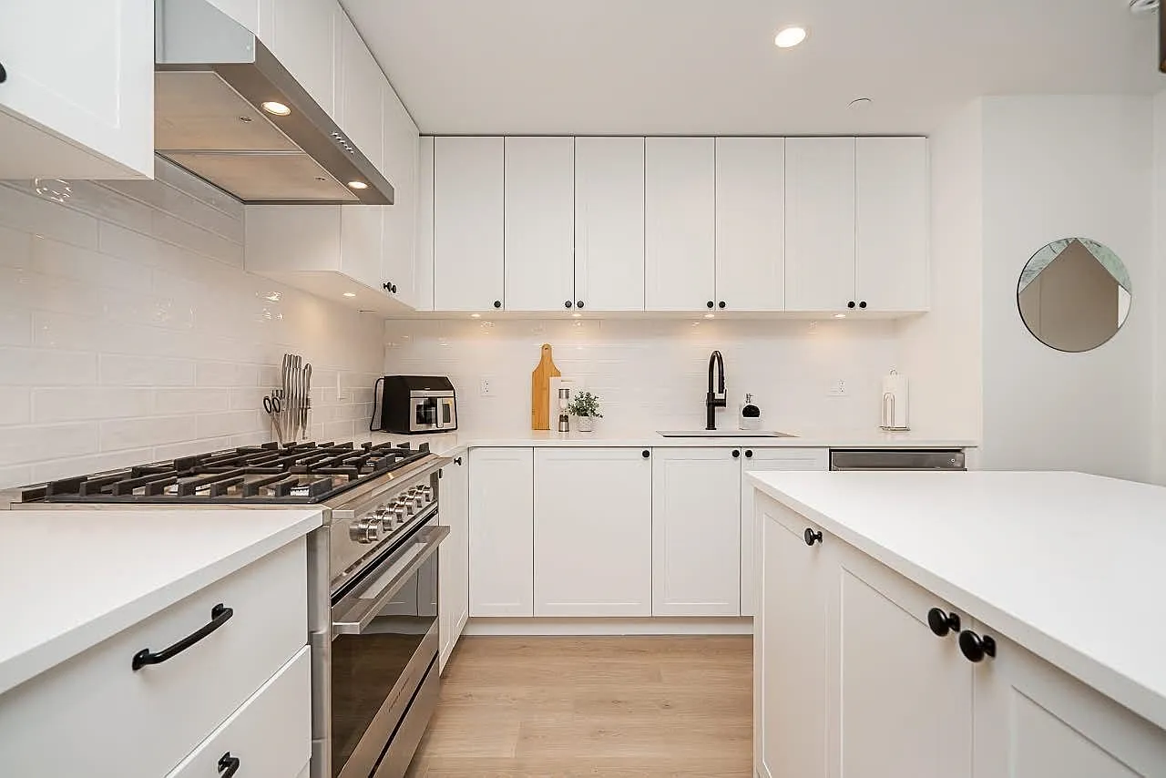 2 bed, 851 sqft — Photo 3