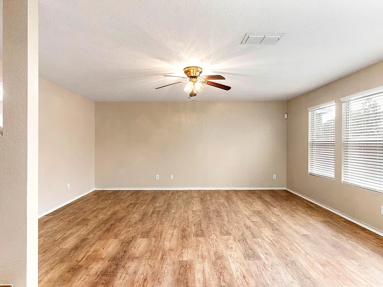 216 Willow Crst — Photo 6