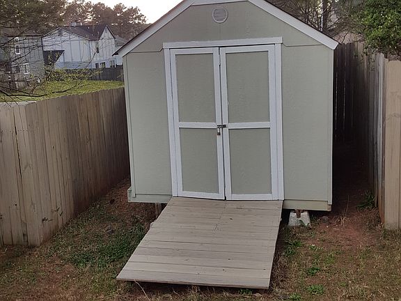 Storage shed with ramp