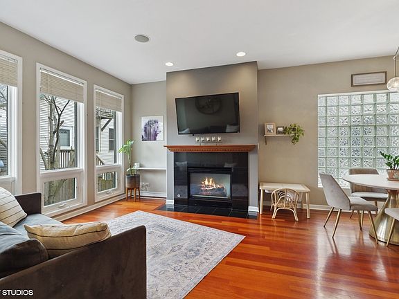 2nd image of 1506 W Melrose St #2