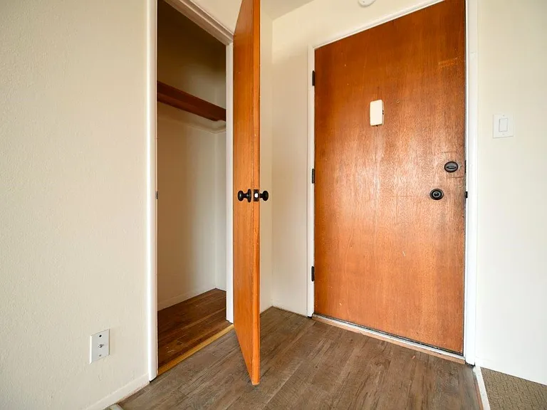 5390 Broadway — Photo 15