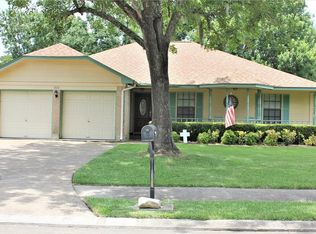 320 Raintree Ln, Lake Jackson, TX 77566