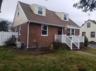 81 8th St, Hicksville, NY 11801