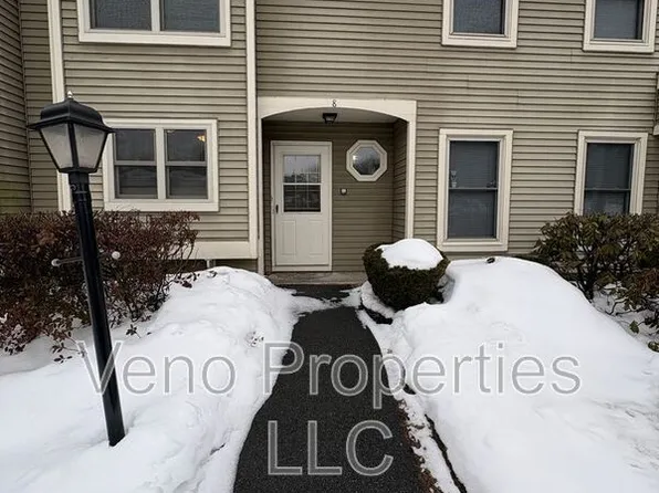 8 Redcoat Ct, Halfmoon, NY 12065