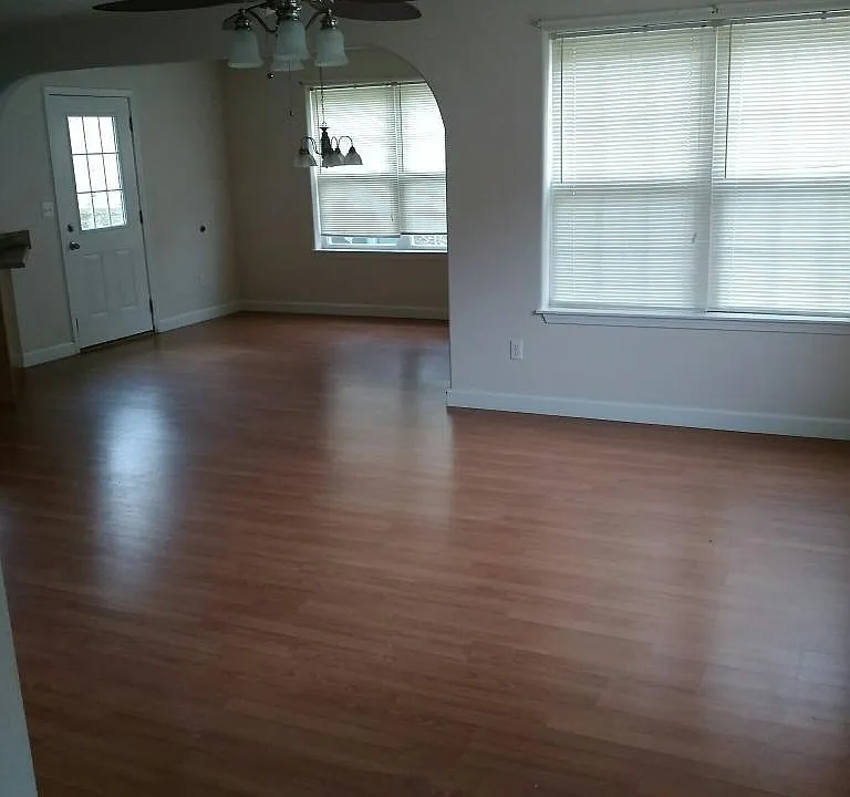 Beautiful livingroom and dining room