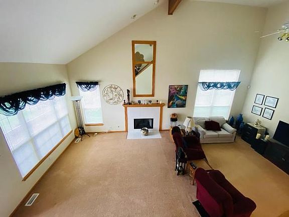 Great Room/Family Room w Volume Ceilings