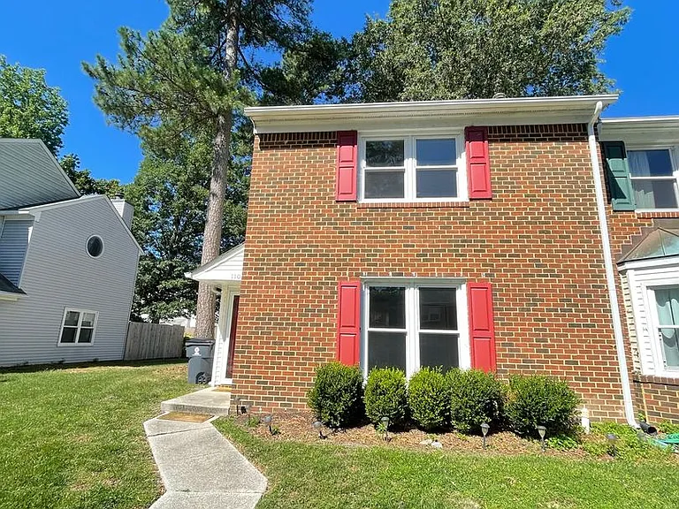 110 Kingsbridge Ln — Photo 1