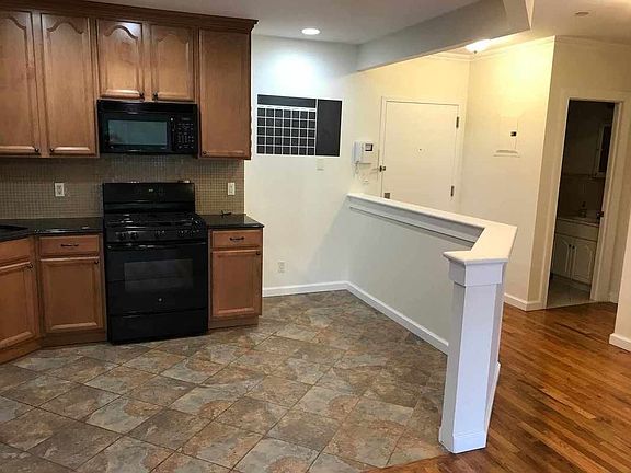 3rd image of 2916 Newtown Ave #2