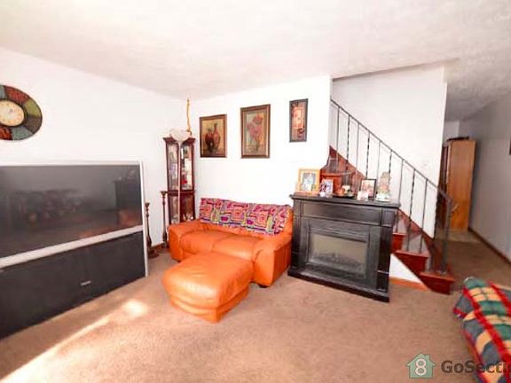 5th image of 942 Rosemore Ave