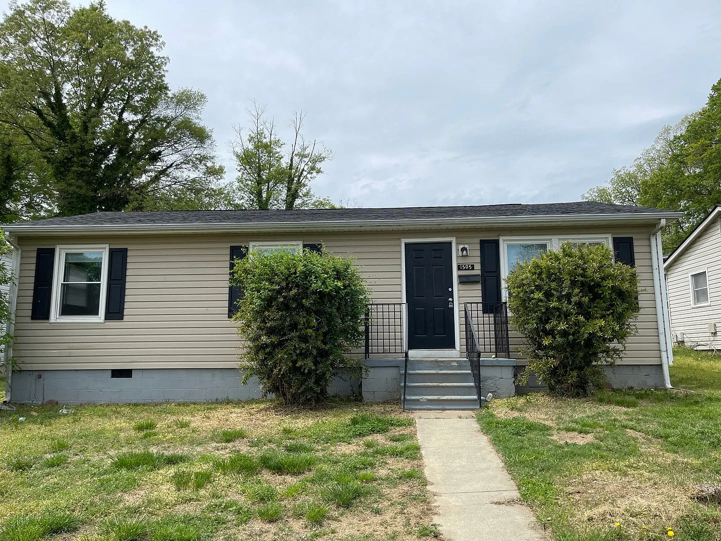 3-bedroom 1 full bath ranch style home — Photo 2