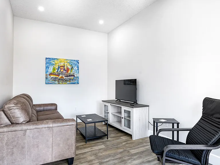 537 Talbot St — Photo 33