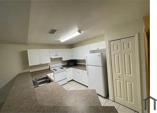 3 bed, 1200 sqft, $1,500 — Photo 3