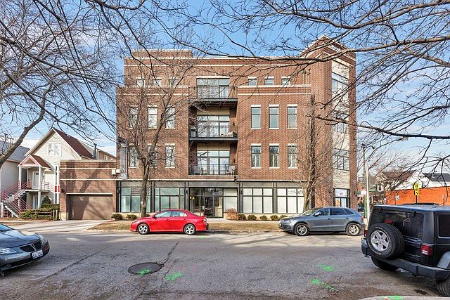 1st image of 1740 W Cornelia Ave #301