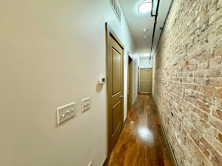 641 Walnut St Apartments — Photo 37