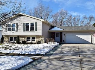 6 Bedford Ln, Geneva, IL 60134