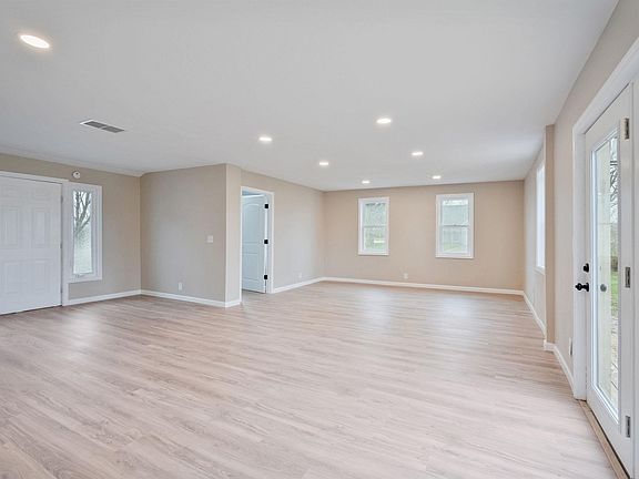 2nd image of 825 N Carter St