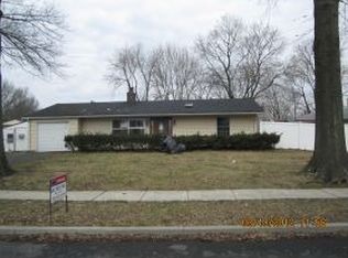 284 Thornridge Dr, Levittown, PA