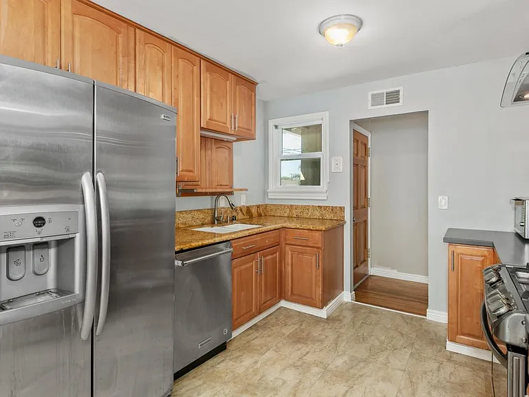 4060 Armstrong St — Photo 9