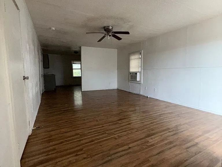 613 W Avenue Gln #D — Photo 1