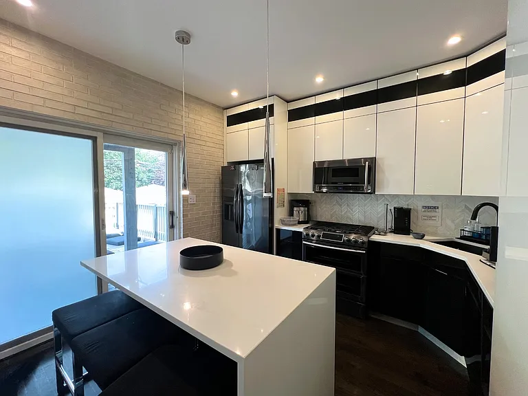 3839 N Hamlin Ave #1 — Photo 3