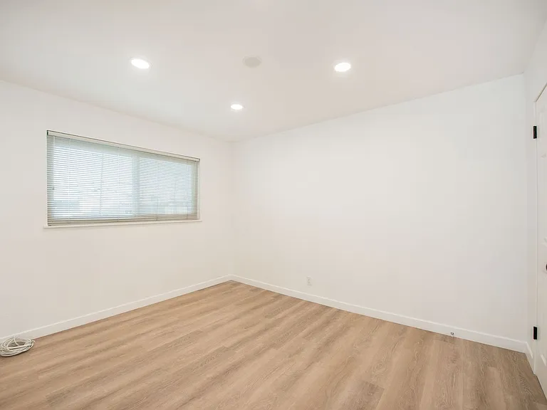 2910 Peppertree Ln — Photo 15