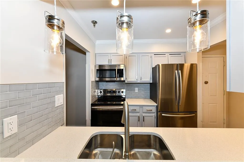1 bed, 1.0 bath, 760 sqft, $2,448 — Photo 3