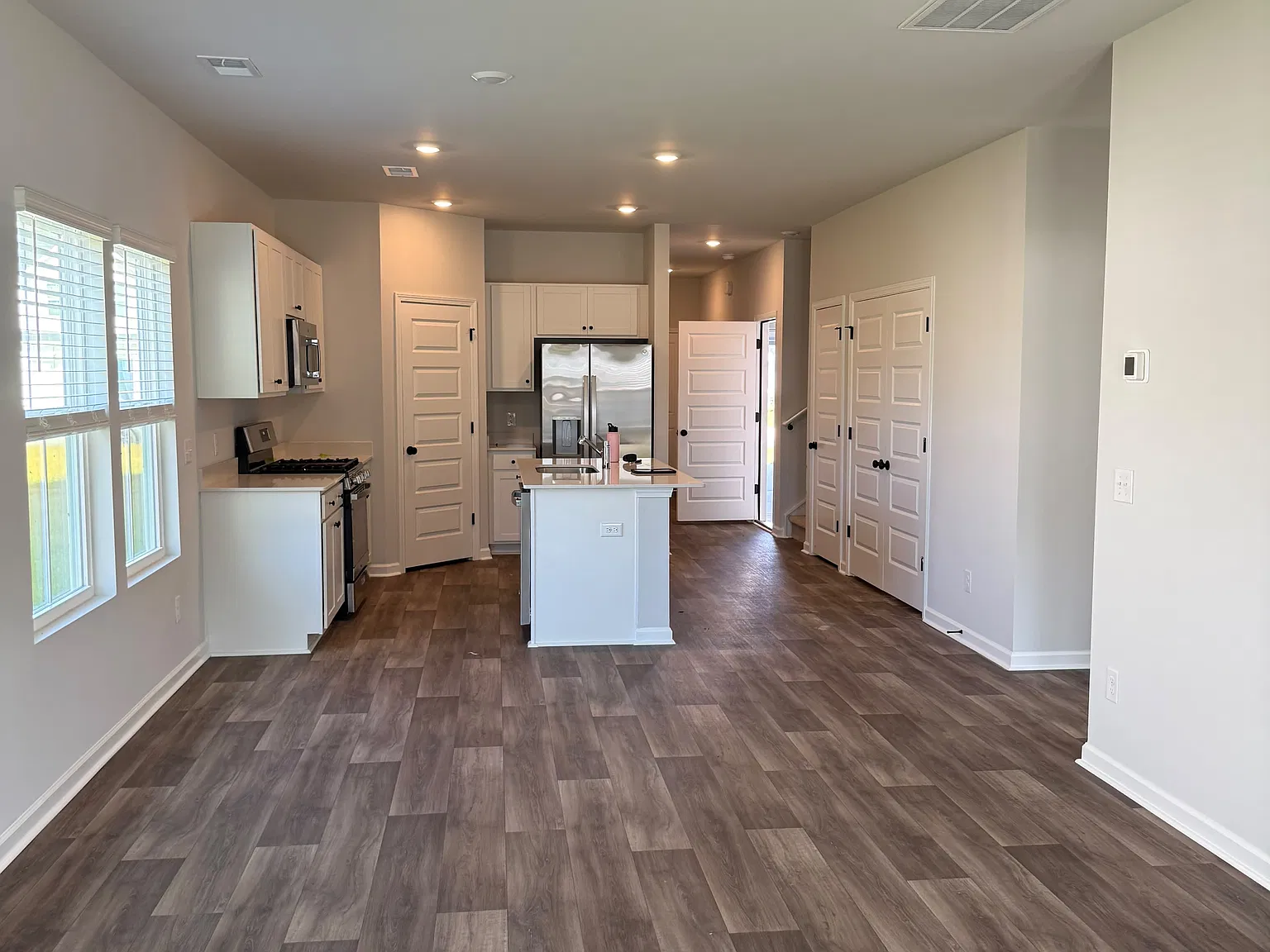 4 bed, 1965 sqft, $2,900 — Photo 3