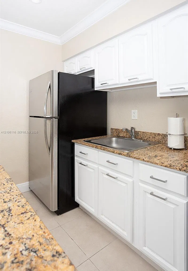 1 Edgewater Dr — Photo 3