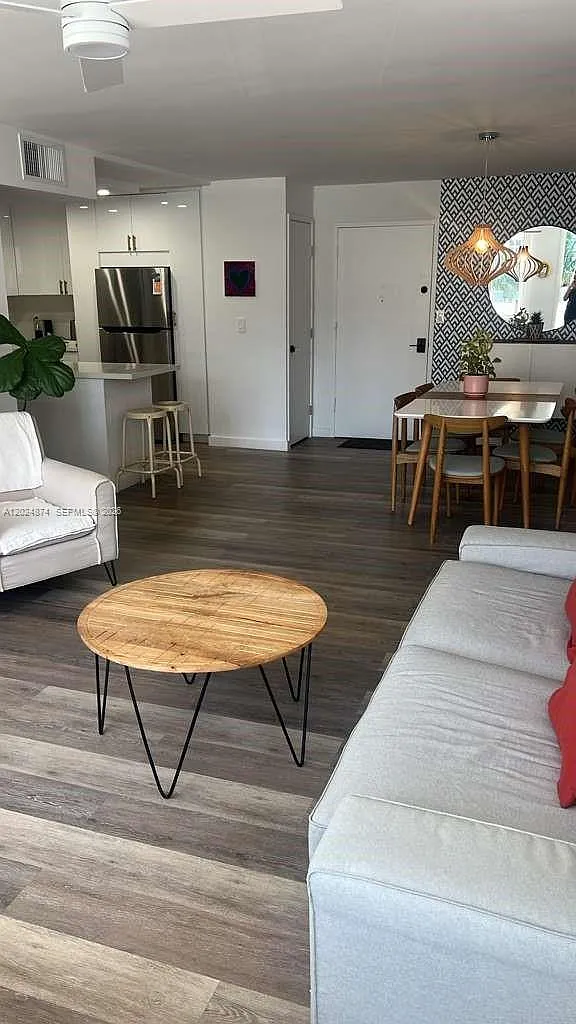 Chelsea Bayview Condo — Photo 2