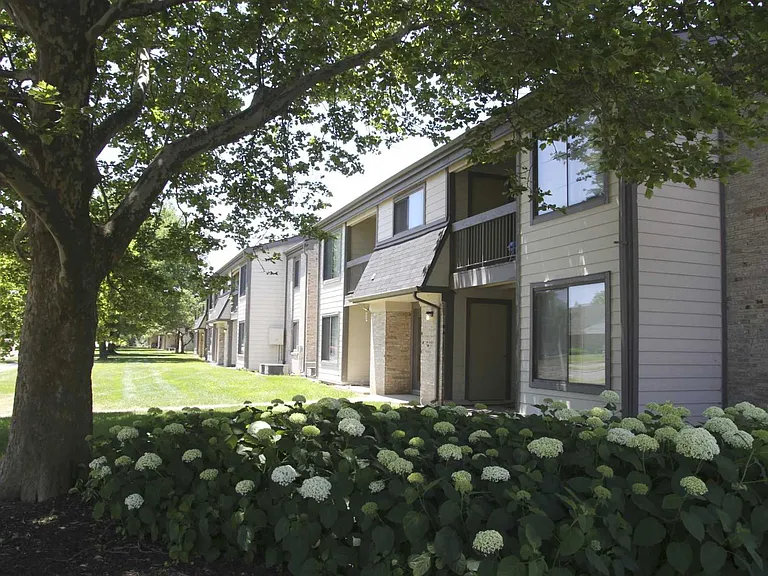 Chimneys Of Oak Creek Apartments — Photo 28