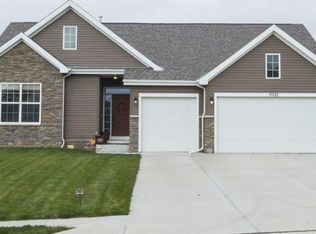 11922 Ashwood Dr, Bennington, NE 68007