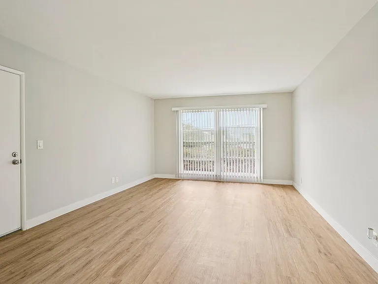 Hollypark Knolls Apartments — Photo 40