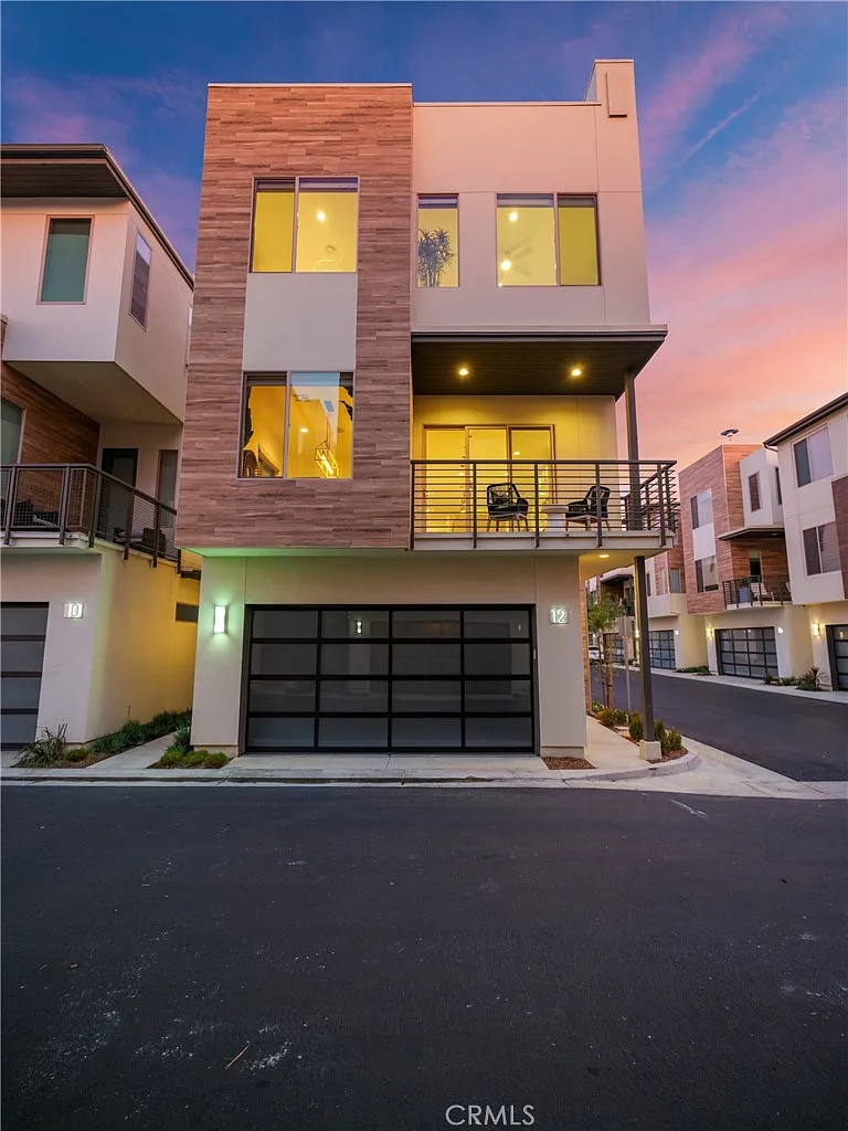 3 bed, 3.5 bath, 2229 sqft, $9,000 — Photo 1