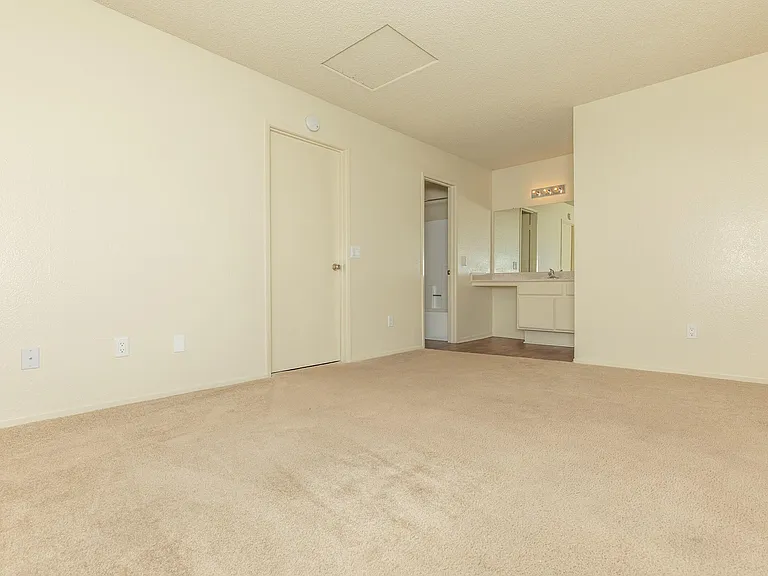Harbor Pointe Apartments — Photo 28