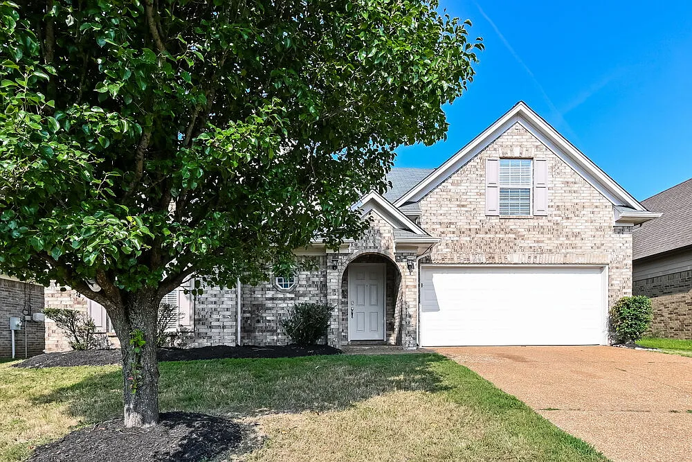 4 bed, 3.0 bath, 2470 sqft, $2,420 — Photo 1