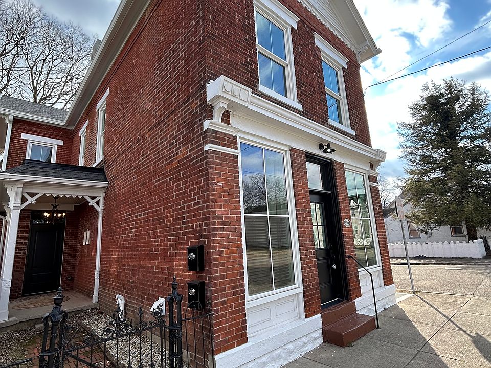Private entrance and fenced front yard for this unit. Covered porch/entry to second floor unit.