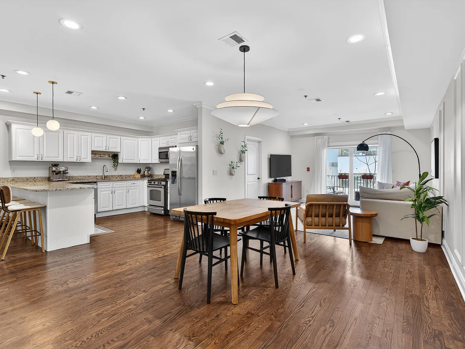3 bed, 1402 sqft, $5,600 — Photo 3