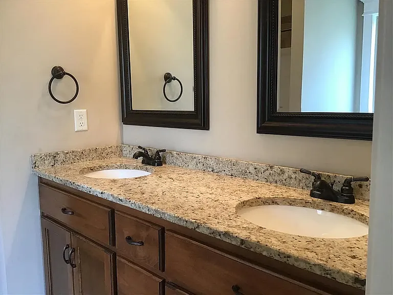 312 Loneoak Trl — Photo 24