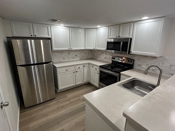 4th image of 3121 Park Ln APT 1126