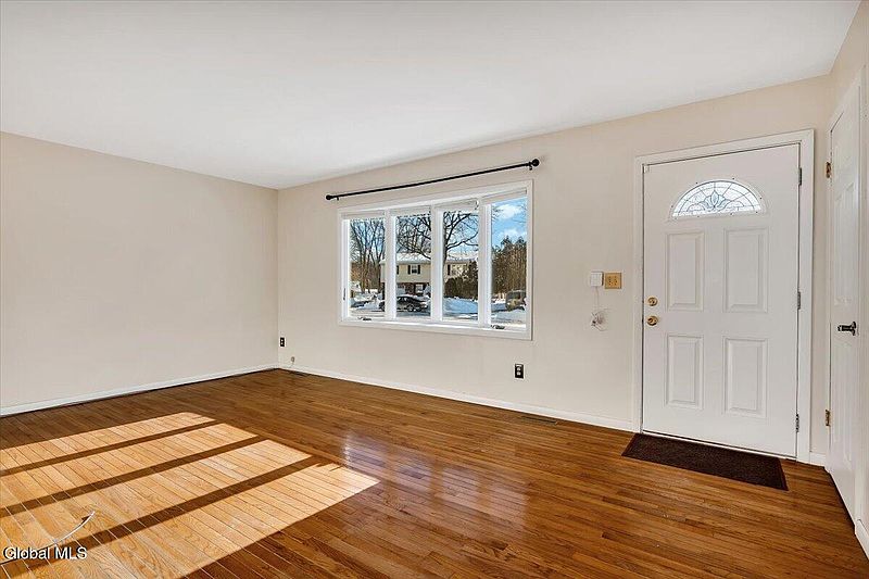 4th image of 27 Lois Court