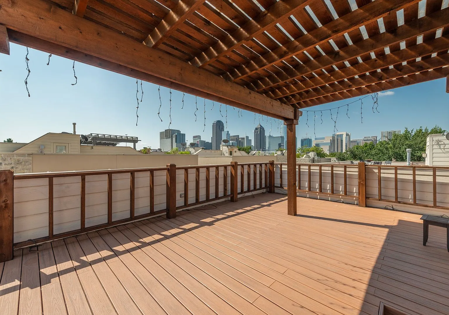 Upscale Two Bedroom Townhouse with Roof Deck and Downtown View in State Streets Neighborhood. — Photo 2