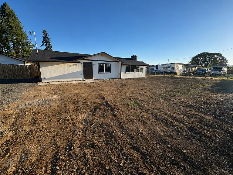 1460 Cascade Dr — Photo 2