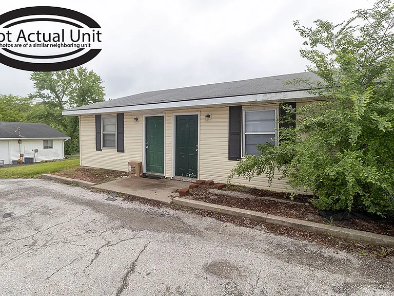 700 W Cunningham Dr #C — Photo 2