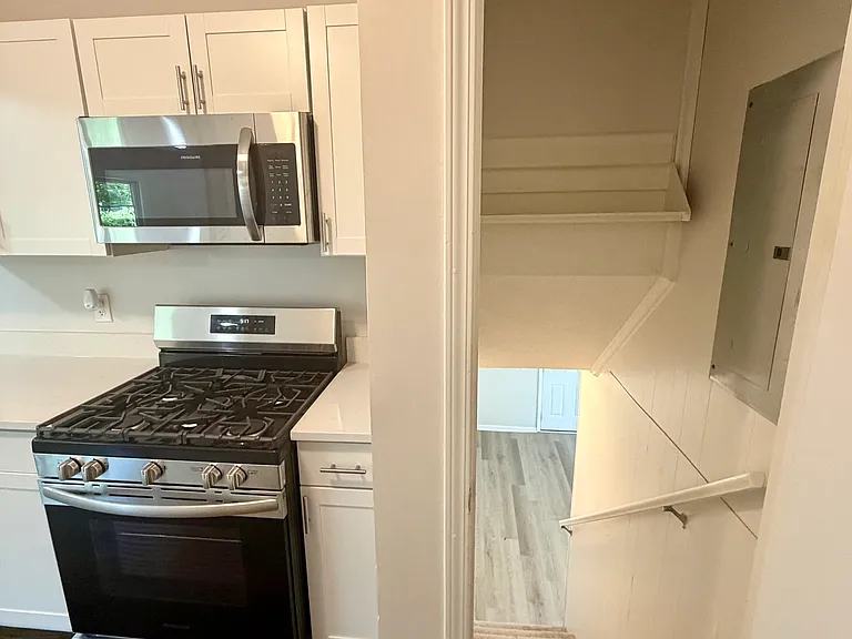 107 Stanley Ter — Photo 19