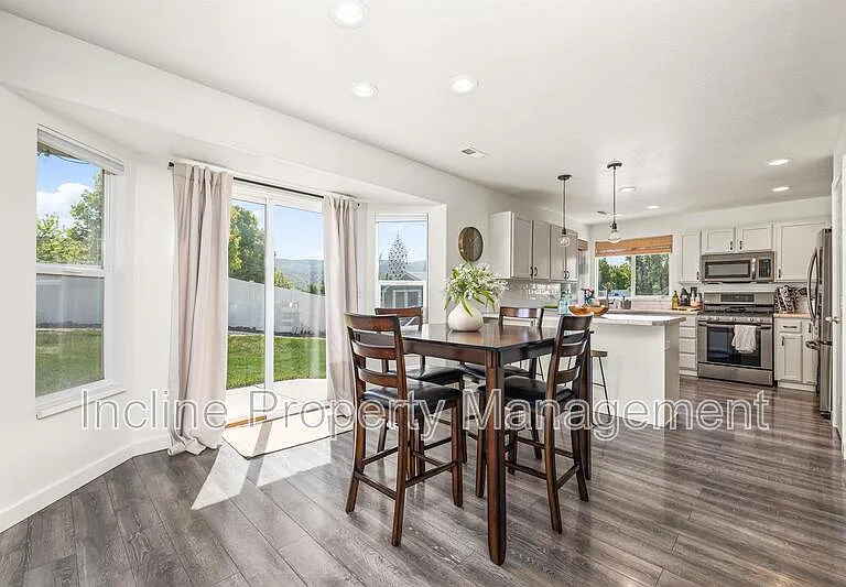 702 Durham Dr — Photo 13