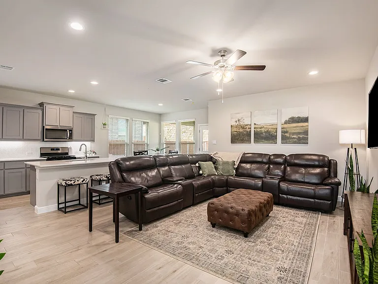 229 Dunmore Dr — Photo 2