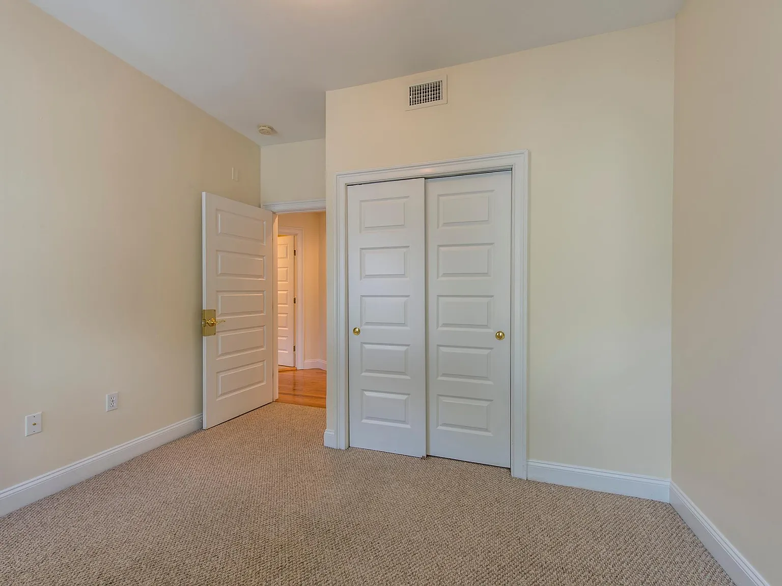 2 bed, 1000 sqft, $2,725 — Photo 2